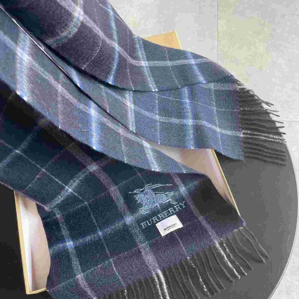 Burberry Women's fashionable knitted scarf to keep warm extremely beautiful - Picture 4 of 4